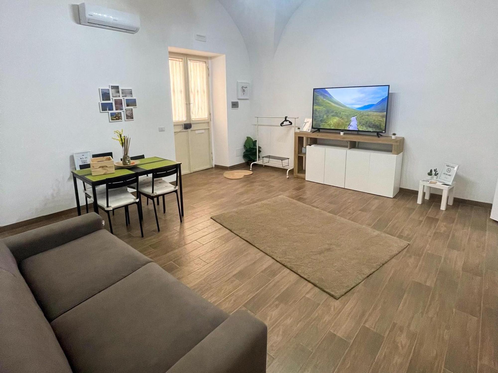 Varagghiu Aeroporto di Catania Fontana Rossa Esterno foto